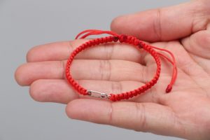 Красная нить на руке